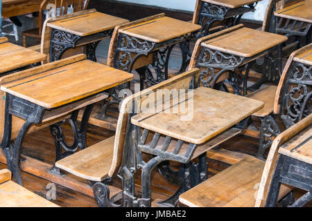 Bureaux en bois vintage en classe Close Up Banque D'Images