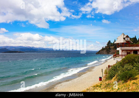 Plage sur le lac Nahuel Huapi. Circuito Chico, Bariloche, Argentine. Banque D'Images