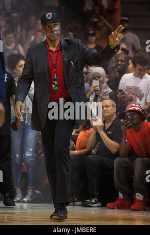 Julius erving entraîneur étapes des trois états sur cour reconnaît foule geste de la main avant de la partie # 2 trilogie contre big3 Semaine 5 3-sur-3 juillet 23,2017 tournoi uic pavilion CHICAGO,ILLINOIS. Banque D'Images