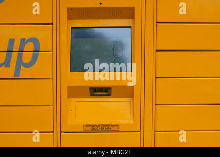 Amazon jaune vif Locker appelé Binky situé dans le parvis de la station service. Worthing, Royaume-Uni Banque D'Images