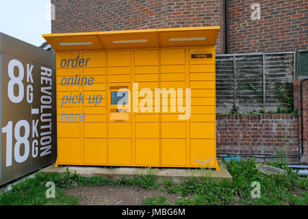 Amazon jaune vif Locker appelé Binky situé dans le parvis de la station service. Worthing, Royaume-Uni Banque D'Images