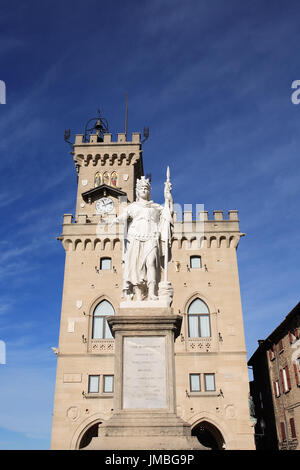 Statue de la liberté contre l'édifice du parlement à San Marino, Italie Banque D'Images