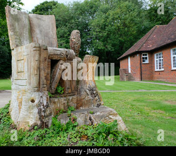 Grande piscine fauteuil avec books et owl, sculpté par une tronçonneuse d'un tronc d'arbre Banque D'Images