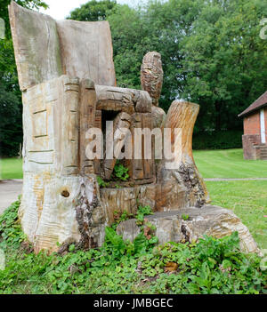 Grande piscine fauteuil avec books et owl, sculpté par une tronçonneuse d'un tronc d'arbre Banque D'Images