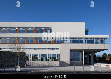 Front elevation partielle avec l'entrée principale. Le Conseil du comté de Roscommon Roscommon, bureaux municipaux, de l'Irlande. Architecte : ABK, 2016. Banque D'Images