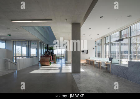 Du corridor en entrée. Le Conseil du comté de Roscommon Roscommon, bureaux municipaux, de l'Irlande. Architecte : ABK, 2016. Banque D'Images