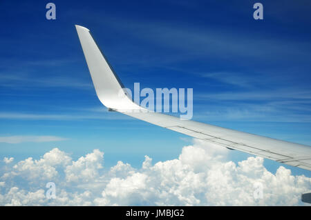 L'aile des avions sur le ciel avec ciel bleu et nuages. Banque D'Images