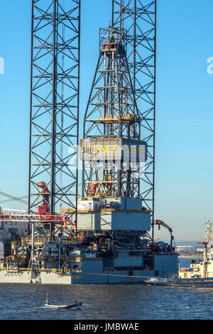 102 ENSCO Jack Up Rig entrant dans le fleuve Tees pour aller à la mesure Seaton, chantier naval, Hartlepool Banque D'Images