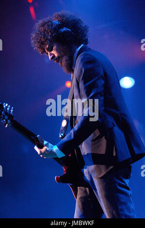 L'exécution de linkin park, brad delson 2007 acoustique gibson kroq presque noël amphithéâtre universal city, ca. Banque D'Images