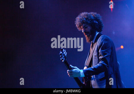 L'exécution de linkin park, brad delson 2007 acoustique gibson kroq presque noël amphithéâtre universal city, ca. Banque D'Images