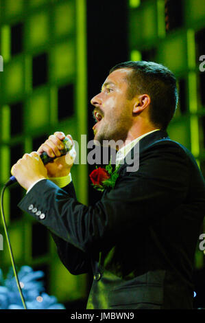 Brandon Flowers Killers exécute 2007 KROQ presque acoustique Noël Gibson Ampitheater Universal City. Banque D'Images