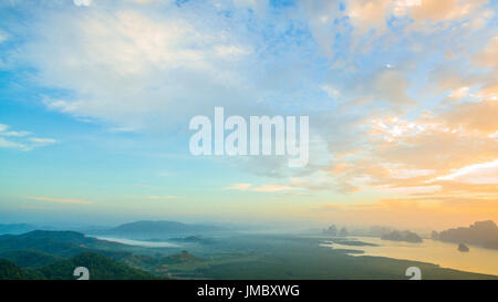 Photographie aérienne lever du soleil à Samed Nang elle en vue du golfe de Phang Nga.beaucoup de touristes viennent pour regarder la vue panoramique du soleil au-dessus d'un groupe o Banque D'Images