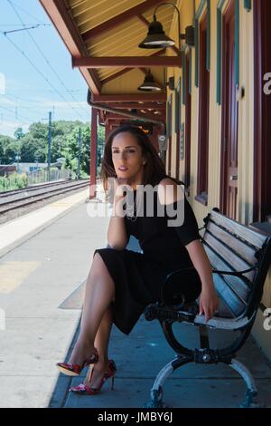 Adult hispanic businesswoman using laptop in cafe. Banque D'Images