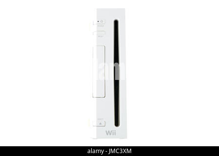 Accueil Wii, la console de jeux vidéo produite par Nintendo, isolé sur fond blanc. Banque D'Images