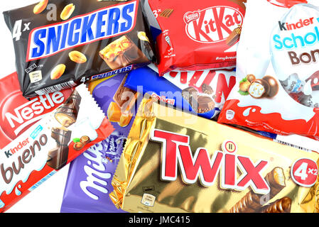 Une bande de chocolat, y compris Snickers, Twix, Crunch, Milka, Kit Kat, Kinder Bueno et Kinder chocolat-bons, isolé sur fond blanc. Banque D'Images