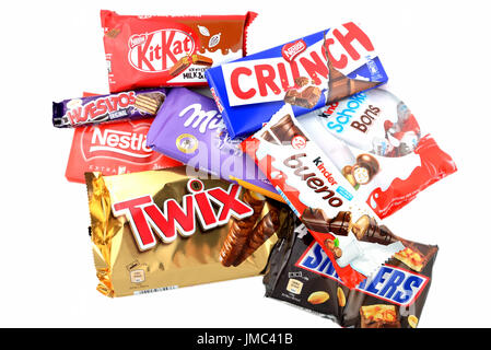 Une bande de chocolat, y compris Snickers, Twix, Crunch, Milka, Kit Kat, Kinder Bueno et Kinder chocolat-bons, isolé sur fond blanc. Banque D'Images