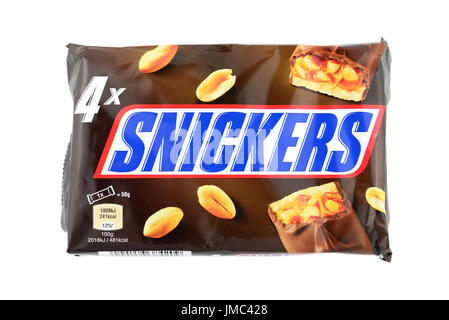 Lot de 5 barres de chocolat blanc Snickers dont une retirée Royaume-Uni  isolé sur fond blanc Photo Stock - Alamy