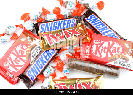 Une bande de chocolat, y compris Snickers, Twix, Crunch, Milka, Kit Kat, Kinder Bueno et Kinder chocolat-bons, isolé sur fond blanc. Banque D'Images