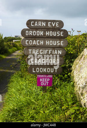 Maison rustique et panneau de terre par la route à Cornwall, Angleterre, Royaume-Uni Banque D'Images