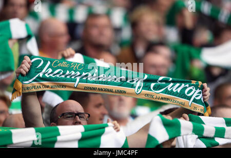 Celtic fans dans les peuplements au cours de la Ligue des Champions, troisième tour tour de qualification, premier match aller au Celtic Park, Glasgow. Banque D'Images