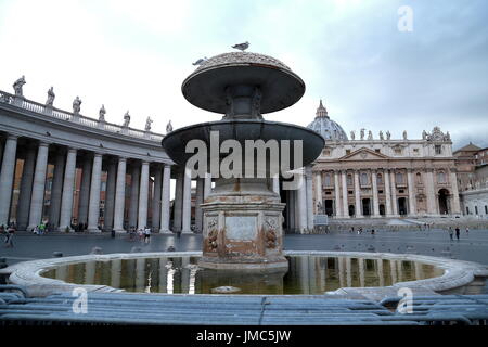Rom, Vatican. Le 25 juillet, 2017. En raison de la sécheresse qui touche la ville de Rome le Gouvernorat de l'état de la Cité du Vatican de désactiver les fontaines de la Place Saint Pierre. Crédit : Alexandr Goussev/Pacific Press/Alamy Live News Banque D'Images