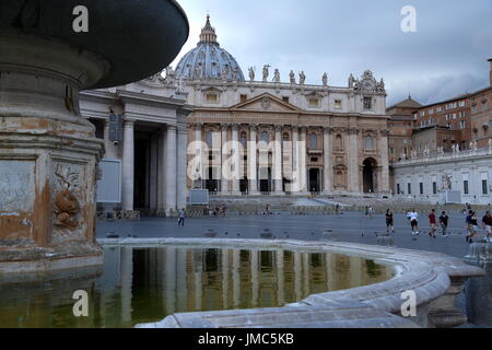 Rom, Vatican. Le 25 juillet, 2017. En raison de la sécheresse qui touche la ville de Rome le Gouvernorat de l'état de la Cité du Vatican de désactiver les fontaines de la Place Saint Pierre. Crédit : Alexandr Goussev/Pacific Press/Alamy Live News Banque D'Images