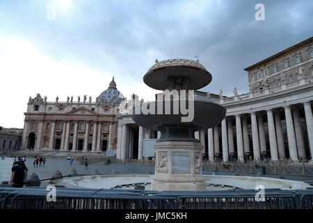 Rom, Vatican. Le 25 juillet, 2017. En raison de la sécheresse qui touche la ville de Rome le Gouvernorat de l'état de la Cité du Vatican de désactiver les fontaines de la Place Saint Pierre. Crédit : Alexandr Goussev/Pacific Press/Alamy Live News Banque D'Images