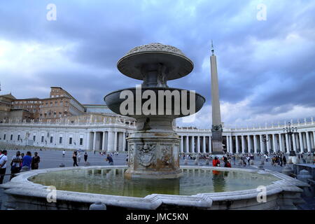 Rom, Vatican. Le 25 juillet, 2017. En raison de la sécheresse qui touche la ville de Rome le Gouvernorat de l'état de la Cité du Vatican de désactiver les fontaines de la Place Saint Pierre. Crédit : Alexandr Goussev/Pacific Press/Alamy Live News Banque D'Images