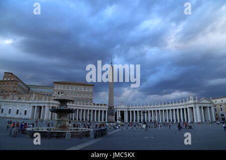 Rom, Vatican. Le 25 juillet, 2017. En raison de la sécheresse qui touche la ville de Rome le Gouvernorat de l'état de la Cité du Vatican de désactiver les fontaines de la Place Saint Pierre. Crédit : Alexandr Goussev/Pacific Press/Alamy Live News Banque D'Images