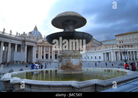 Rom, Vatican. Le 25 juillet, 2017. En raison de la sécheresse qui touche la ville de Rome le Gouvernorat de l'état de la Cité du Vatican de désactiver les fontaines de la Place Saint Pierre. Crédit : Alexandr Goussev/Pacific Press/Alamy Live News Banque D'Images
