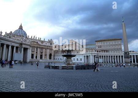 Rom, Vatican. Le 25 juillet, 2017. En raison de la sécheresse qui touche la ville de Rome le Gouvernorat de l'état de la Cité du Vatican de désactiver les fontaines de la Place Saint Pierre. Crédit : Alexandr Goussev/Pacific Press/Alamy Live News Banque D'Images