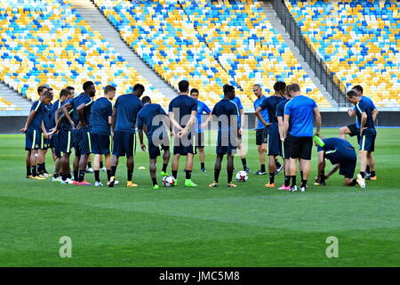 Kiev, Ukraine. Le 25 juillet, 2017. Ouvrir la formation pour le BSC Young Boys avant le match de la Ligue des Champions contre le Dynamo Kiev à la NSC Stade Olympique. Crédit : Alexandr Goussev/Pacific Press/Alamy Live News Banque D'Images