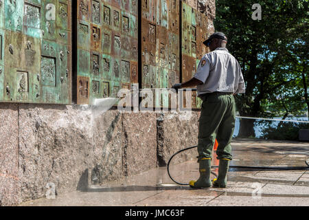 Un éditorial de droit d'un employé du parc puissance de lavage un mur d'un monument à Washington DC. Banque D'Images