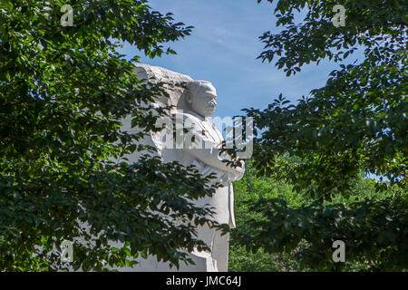 La statue de Martin LUTHER KING vu à travers les arbres au National Mall à Washington DC. Banque D'Images