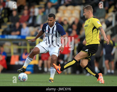 West Bromwich Albion's Salomon Rondon (à gauche) et Burton Albion's Kyle McFadzean bataille pour la balle lors d'un match amical de pré-saison au stade de Pirelli, Burton-on-Trent. Banque D'Images