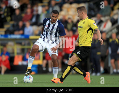 West Bromwich Albion's Salomon Rondon (à gauche) et Burton Albion's Kyle McFadzean bataille pour la balle lors d'un match amical de pré-saison au stade de Pirelli, Burton-on-Trent. Banque D'Images