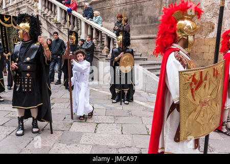 Petit garçon faisant du Christ portant une croix pendant le Vendredi saint procession, célébration de Pâques dans la ville de Palerme, Sicile, Italie Banque D'Images