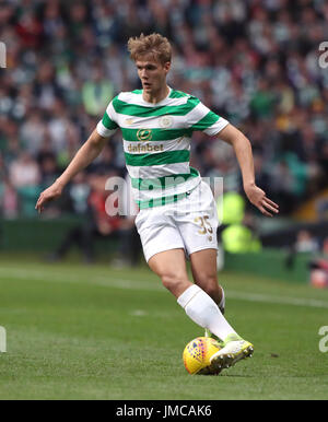 Kristoffer Ajer du Celtic lors de la Ligue des Champions, troisième tour tour de qualification, premier match aller au Celtic Park, Glasgow. ASSOCIATION DE PRESSE Photo. Photo date : mercredi 26 juillet 2017. Voir l'ACTIVITÉ DE SOCCER histoire celtique. Crédit photo doit se lire : Andrew Milligan/PA Wire Banque D'Images