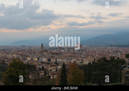 La vue de florence au coucher du soleil à partir de la basilique de San Miniato al Monte. toscane. L'Italie. Banque D'Images