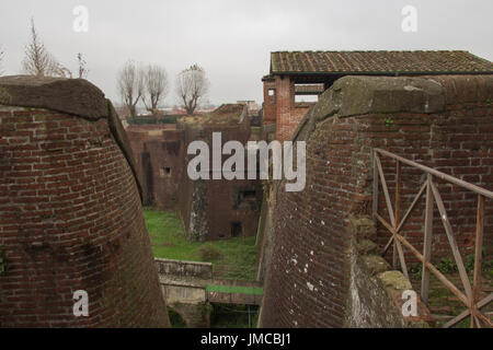 L'Italie, Pistoia - 27 novembre 2016 : la vue de murs de brique et des douves autour de forteresse Medici de Santa Barbara le 27 novembre 2016 à Pistoia, Toscane, JE Banque D'Images