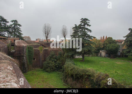 L'Italie, Pistoia - 27 novembre 2016 : la vue de murs de brique et des douves autour de forteresse Medici de Santa Barbara le 27 novembre 2016 à Pistoia, Toscane, JE Banque D'Images