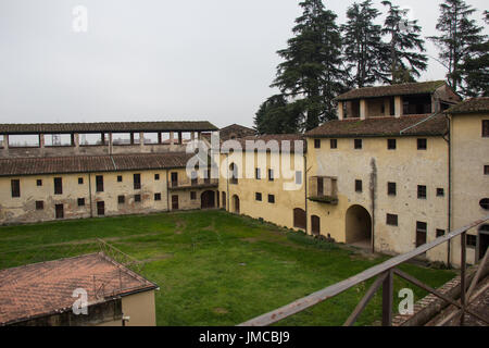 L'Italie, Pistoia - 27 novembre 2016 : la vue sur la cour de la forteresse Medici de Santa Barbara le 27 novembre 2016 à Pistoia, Toscane, Italie. Banque D'Images