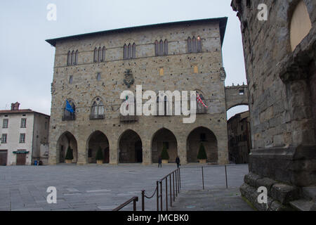 L'Italie, Pistoia - 27 novembre 2016 : le point de vue de la piazza del Duomo, avec le Palazzo del Comune, city hall, musée de Pistoia municipial le 27 novembre 2 Banque D'Images