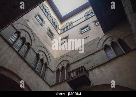 L'Italie, Pistoia - 27 novembre 2016 : la vue du mur de la cour intérieure du Palazzo del Comune. musée municipal de Pistoia, le 27 novembre 2016 Banque D'Images