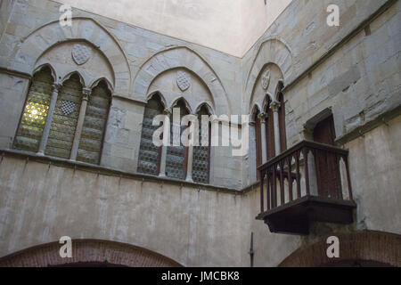 L'Italie, Pistoia - 27 novembre 2016 : la vue du mur de la cour intérieure du Palazzo del Comune. musée municipal de Pistoia, le 27 novembre 2016 Banque D'Images