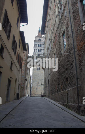 L'Italie, Pistoia - 27 novembre 2016 : l'avis de campanile del Duomo di Prato le 27 novembre 2016 à Pistoia, toscane, italie. Banque D'Images