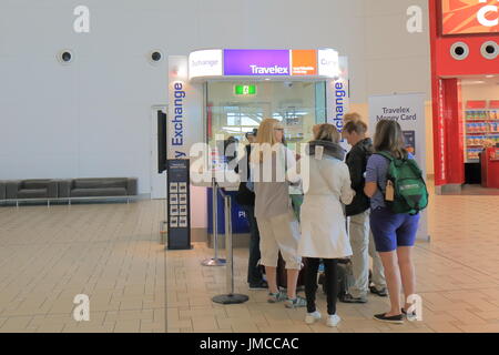 Les gens échangent de l'argent à l'aéroport de Brisbane Travelex à Brisbane en Australie. Travelex est une entreprise basée à Londres au Royaume-Uni. Banque D'Images