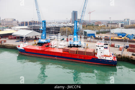 Un cargo général enregistré irlandais nommé Huelin Dispatch est amarré dans le port de Southampton. Banque D'Images