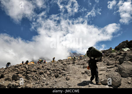 Les porteurs et les grimpeurs au Camp Barafu, Parc national du Kilimandjaro, Tanzanie Banque D'Images