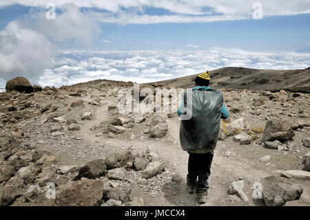 Porter un sentier descend au-dessous de Barafu Camp, Parc national du Kilimandjaro, Tanzanie Banque D'Images